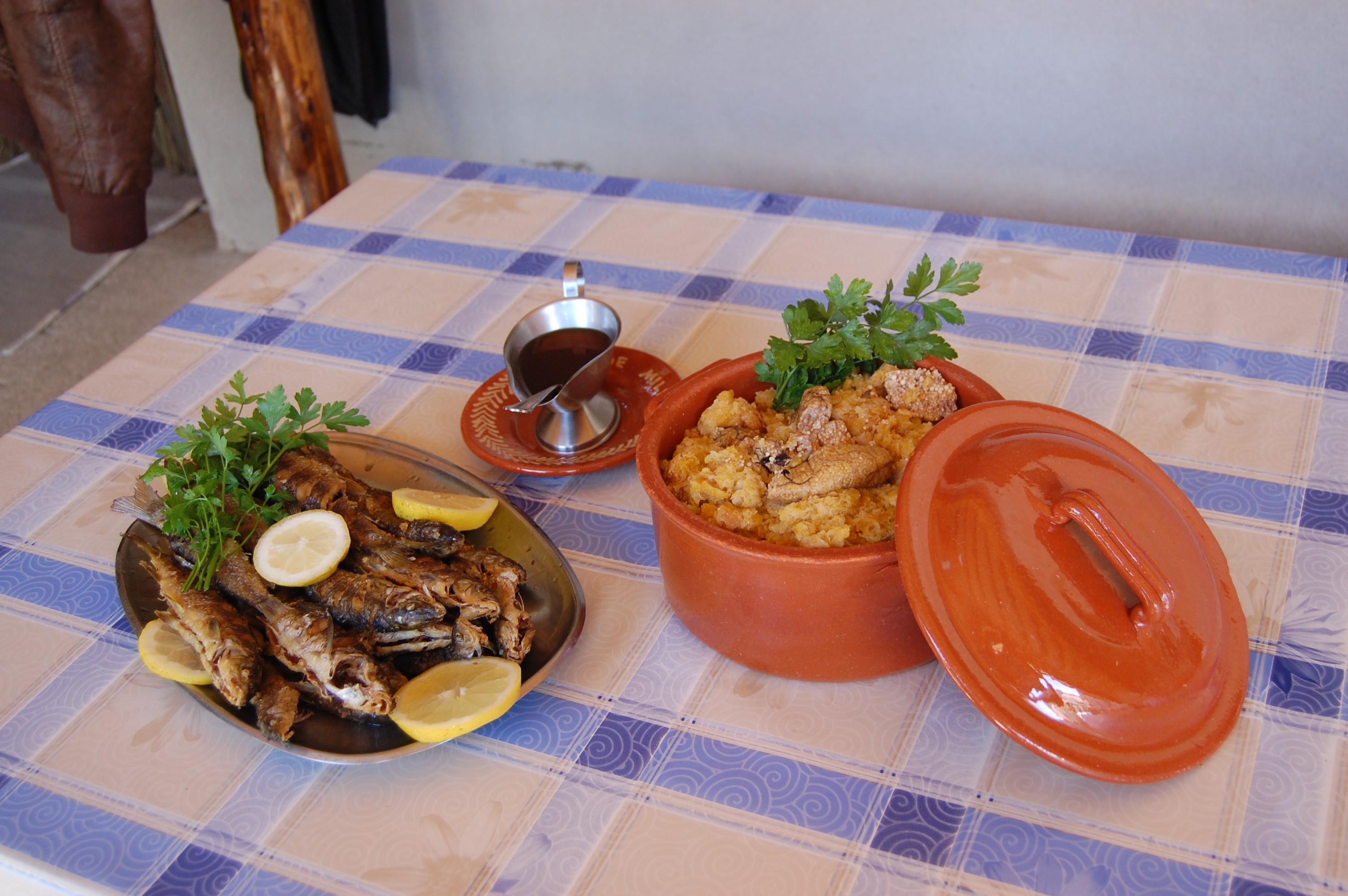 Migas e Peixes do rio fritos