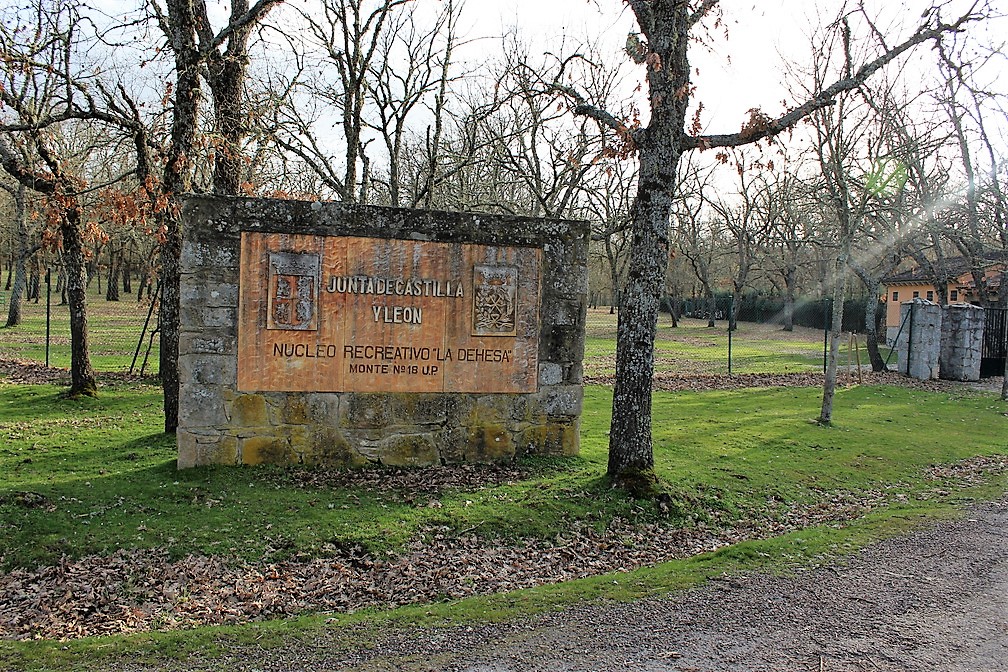 Entrada al Nucleo Recreativo La Dehesa