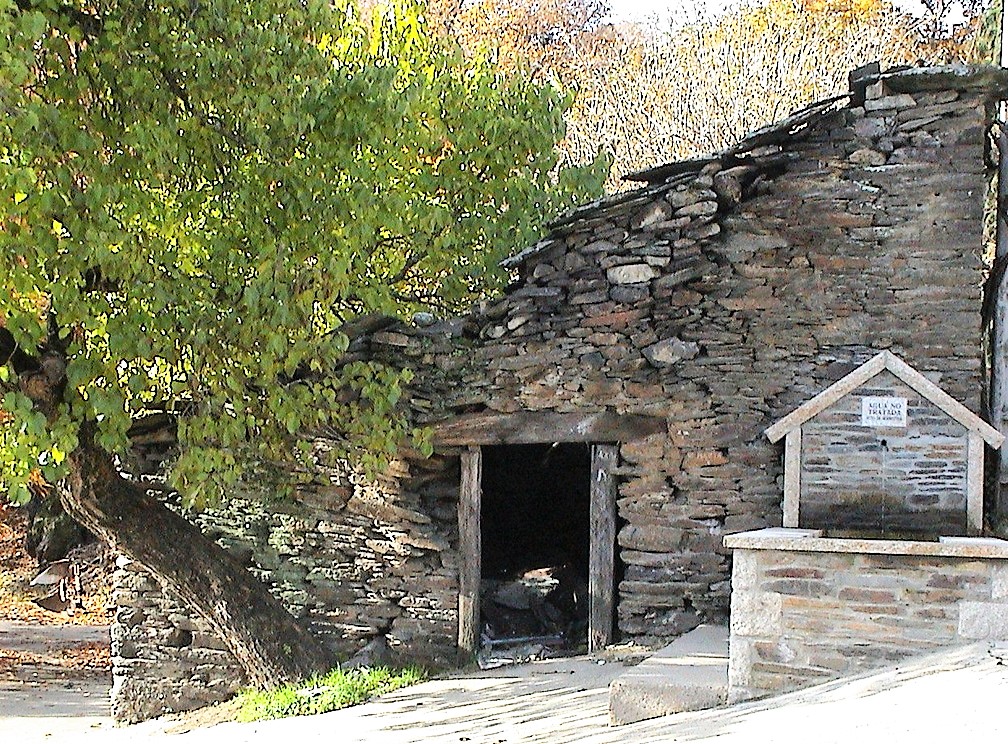 Horno de hacer pan en San Ciprián de Hermisende