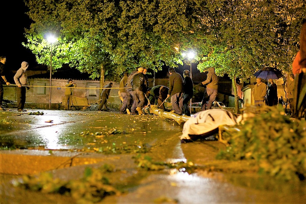 Poniendo El Mayo en Almaraz de Duero